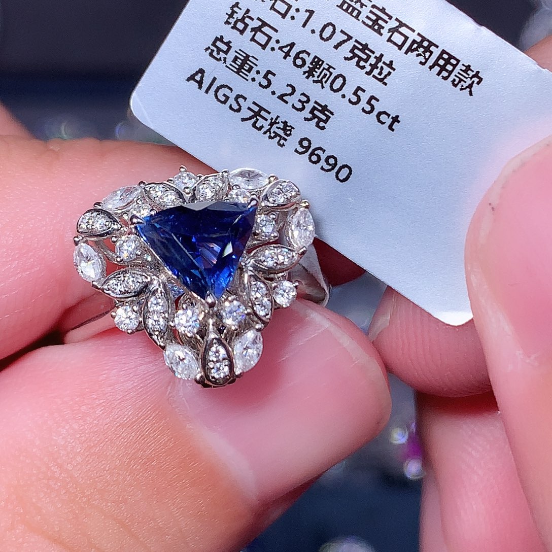 18K金镶嵌蓝宝石戒指