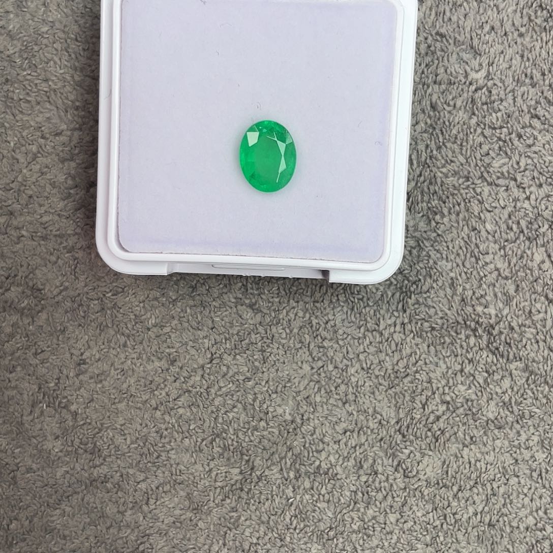 裸石未镶嵌祖母绿1.59Ct。  
