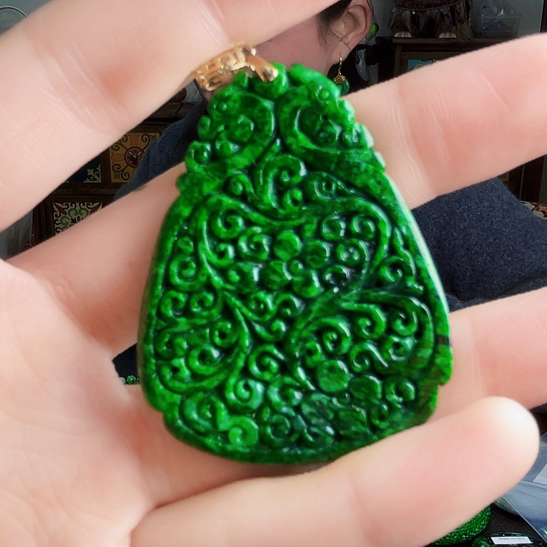 颈饰18K金镶嵌翡翠多样性