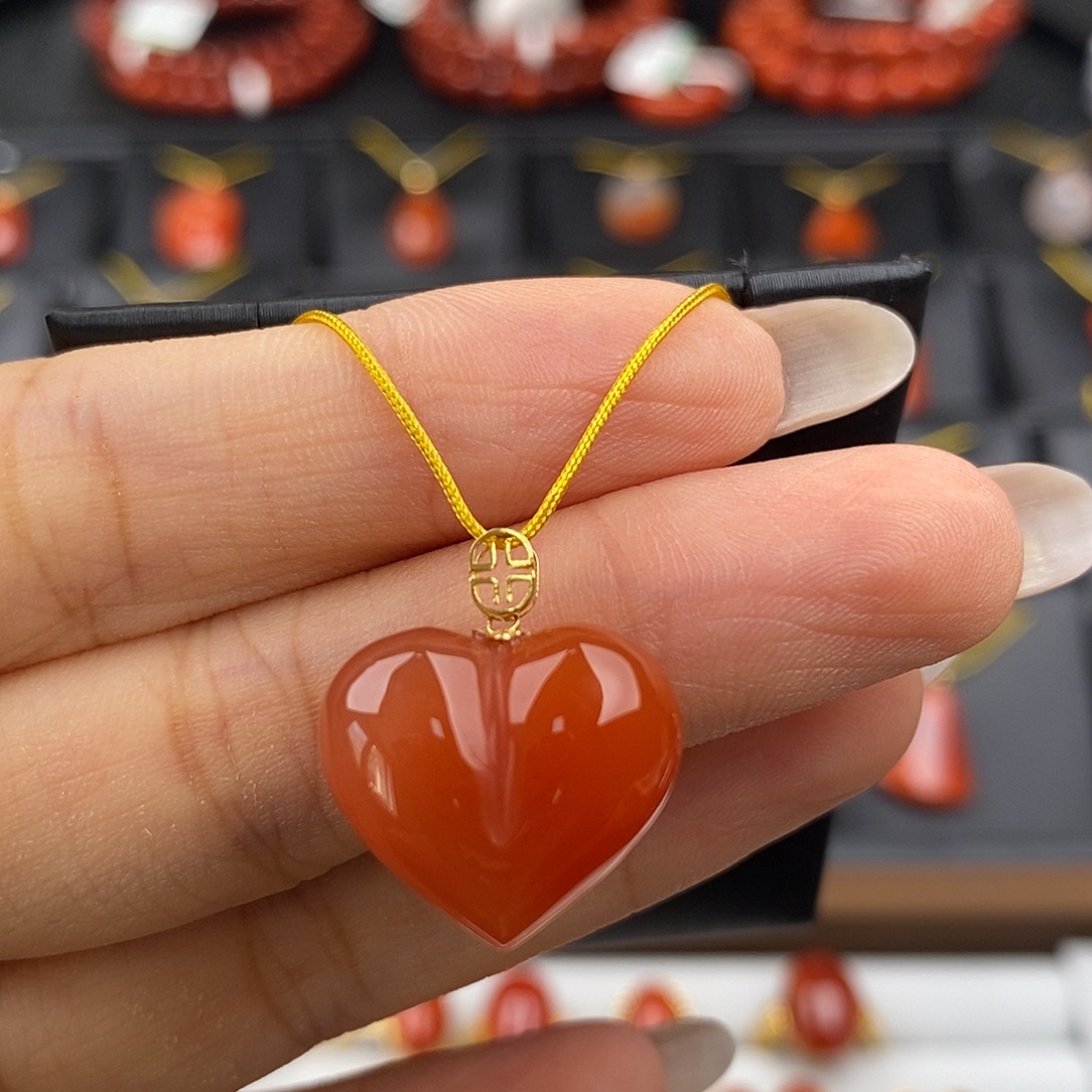 南红玛瑙四川凉山屁桃吊坠18K金镶嵌