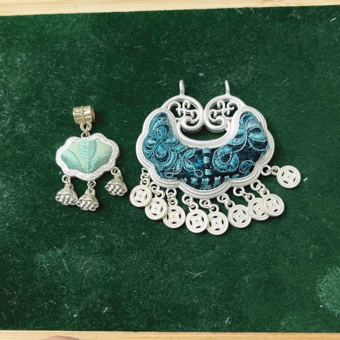 织绣绿色老绣吊坠配软链