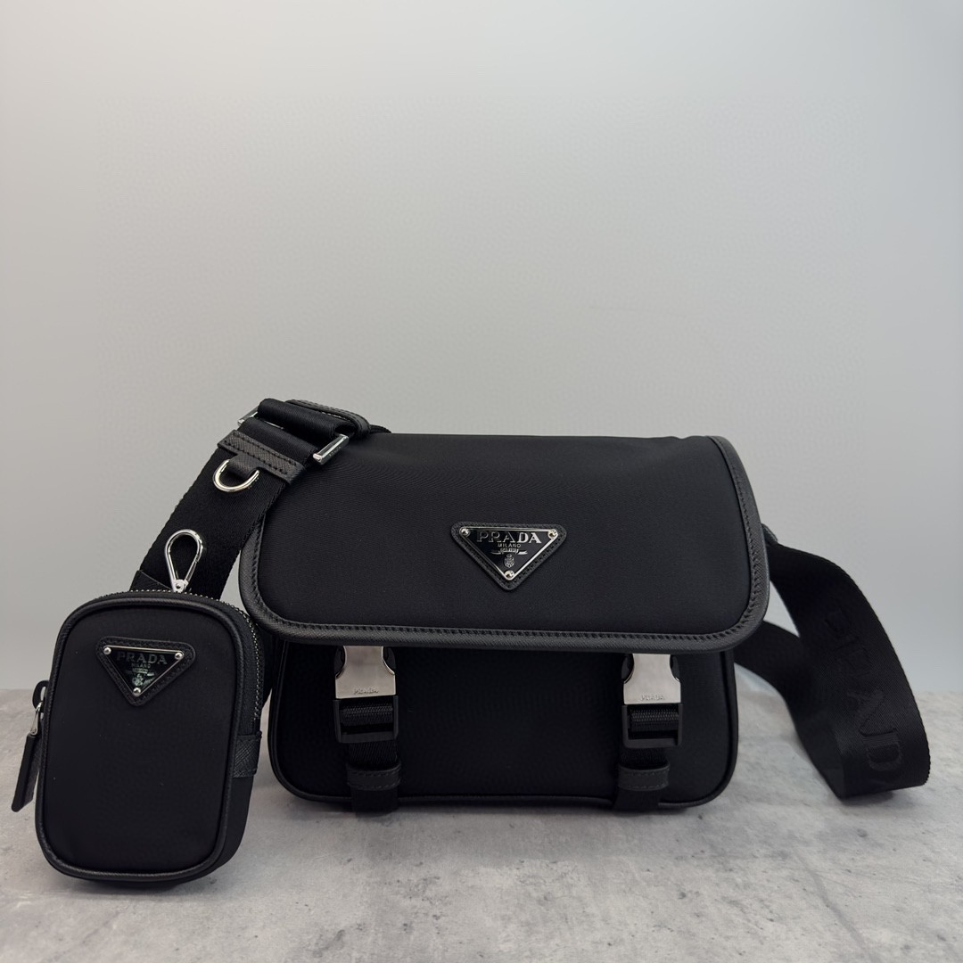 99新 Prada/普拉达 男士单肩包锁