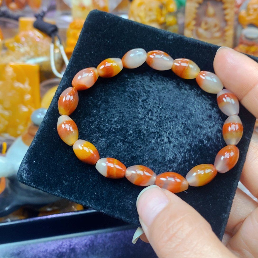 未镶嵌石英质玉（黄龙玉）颈饰