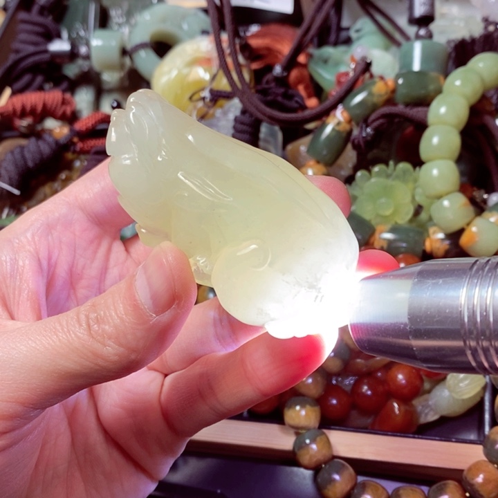 蛇纹石玉颈饰未镶嵌