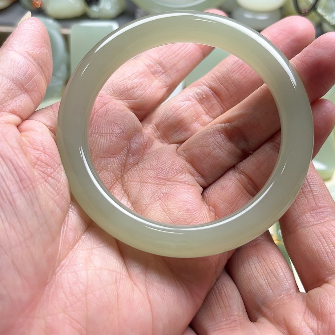 和田玉手镯未镶嵌