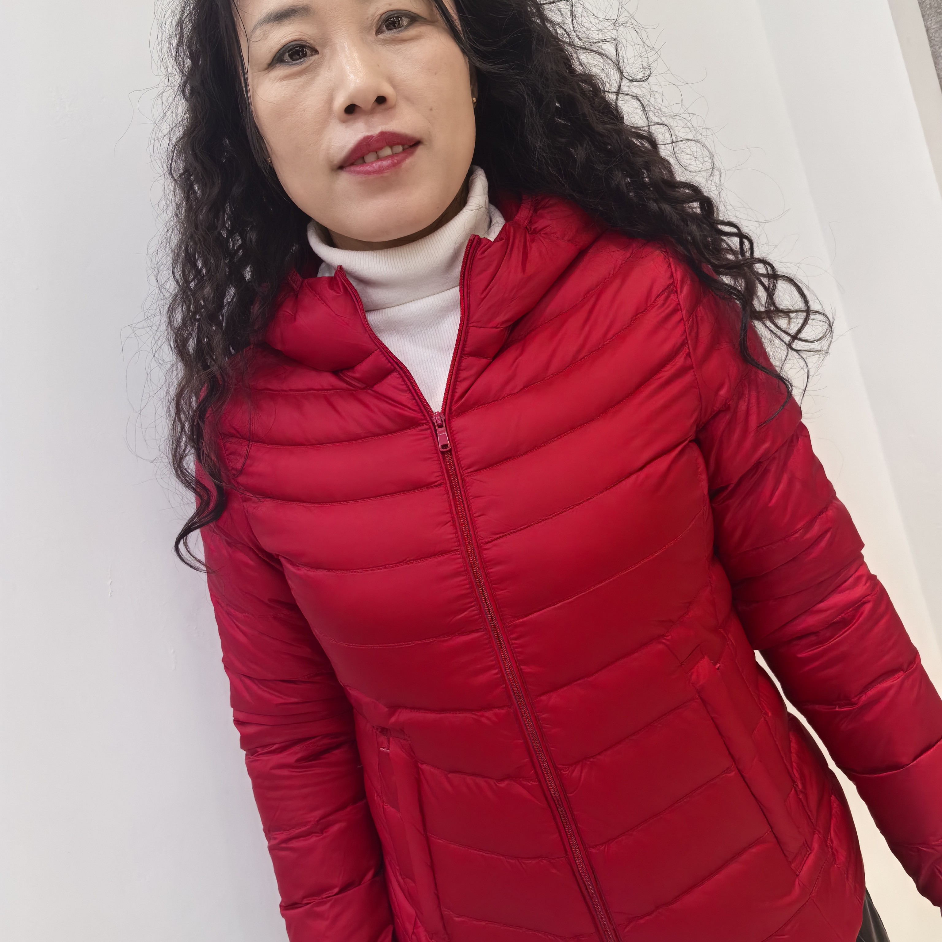 白鸭绒女轻薄短款秋冬季新款时尚小个子休闲连帽保暖百搭外套
