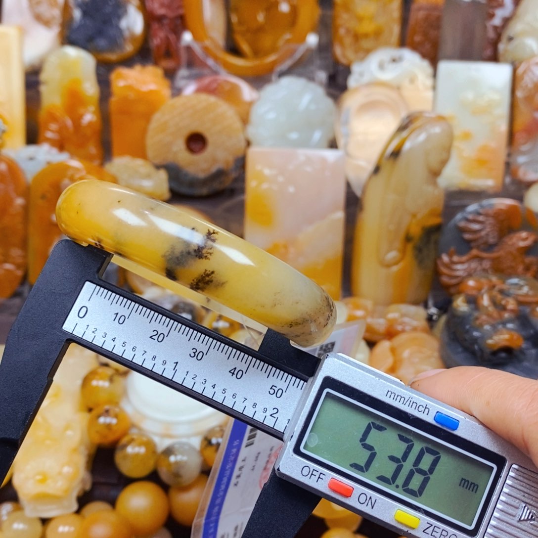 石英质玉（黄龙玉）颈饰未镶嵌