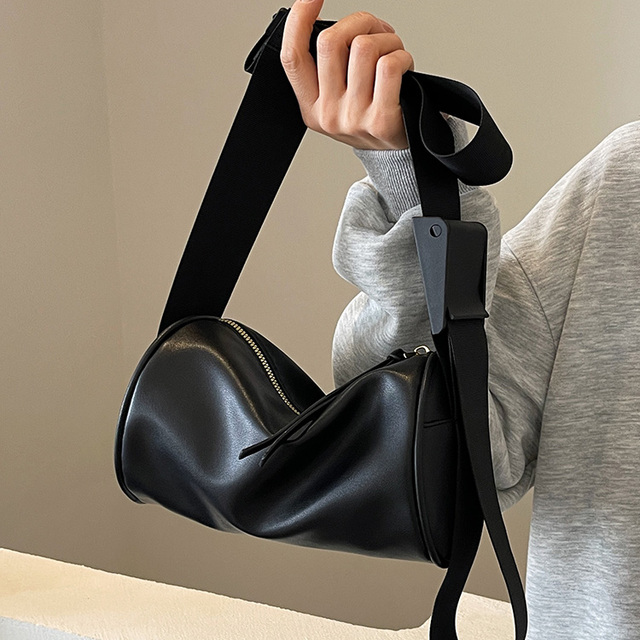 小众圆柱包新圆柱休闲斜挎包妇女的街头嘻哈肩包在超级流行的包