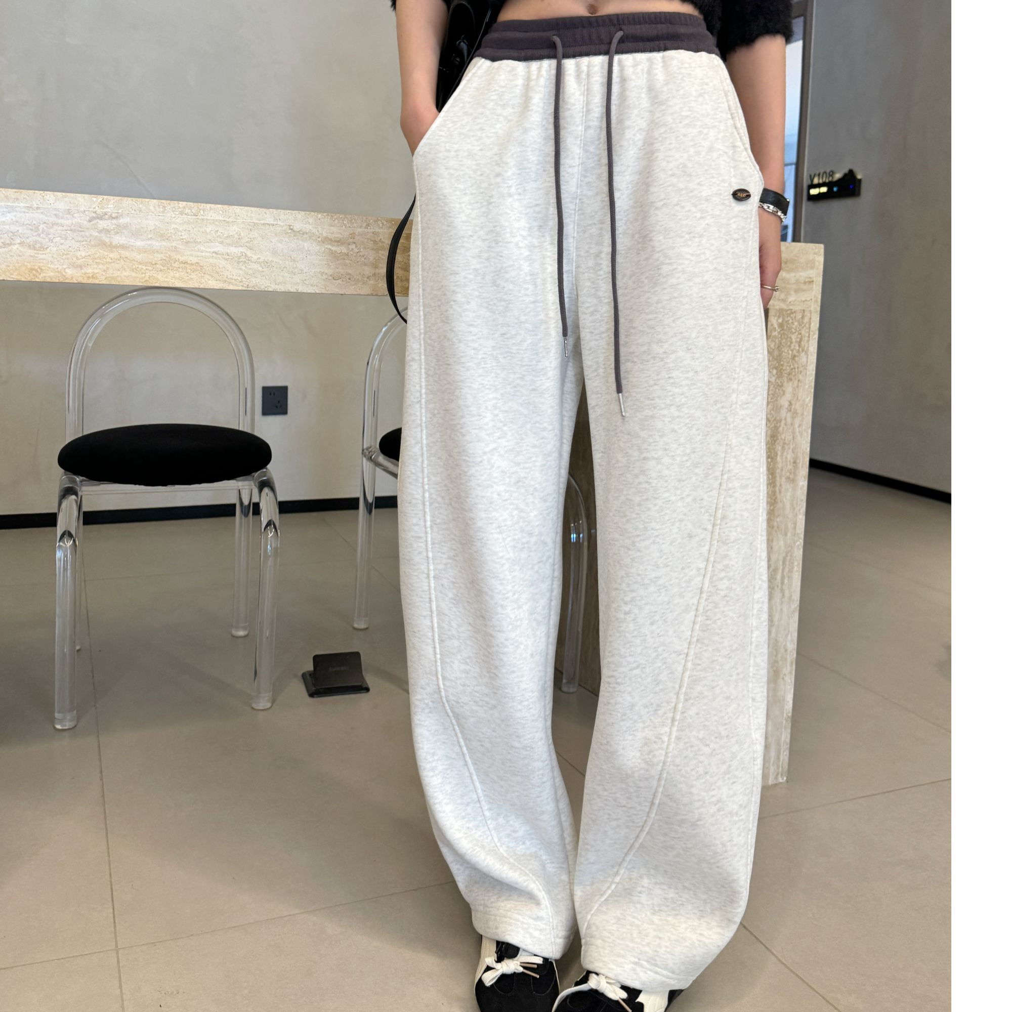 韩GUO小众蛋系秋冬24新款香蕉镰撞色弯刀加绒卫裤女
