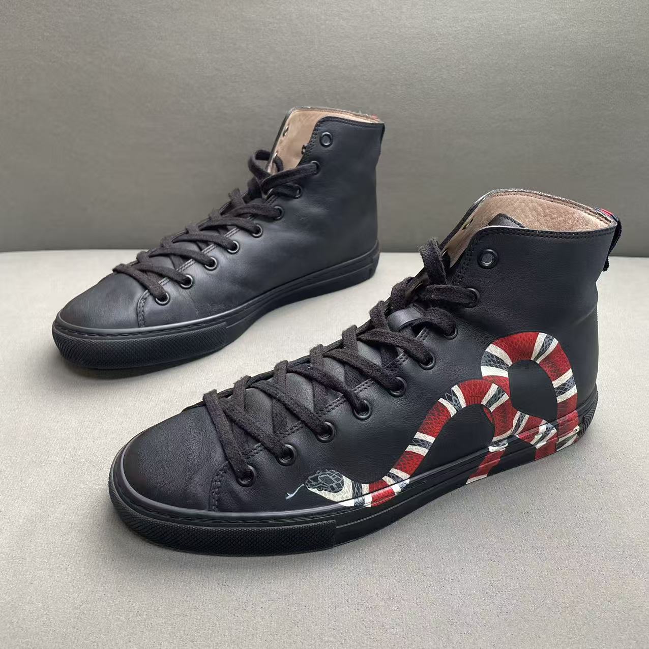 95新 GUCCI/古驰 黑色皮面蟒蛇印花时尚百搭高帮板鞋 39.5码