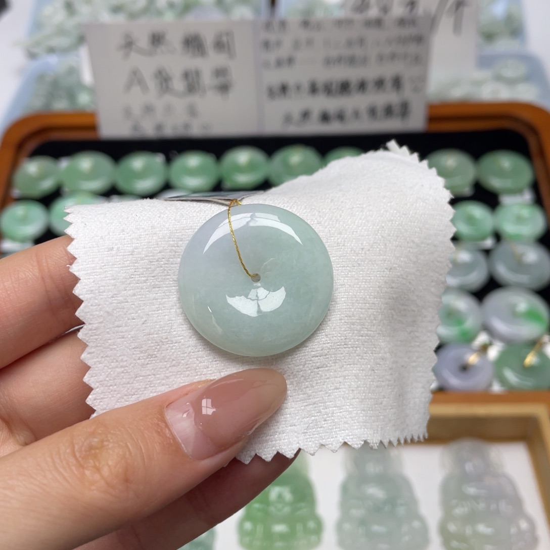 翡翠未镶嵌颈饰平安扣