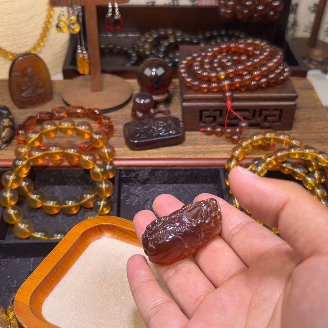 琥珀未镶嵌颈饰貔貅