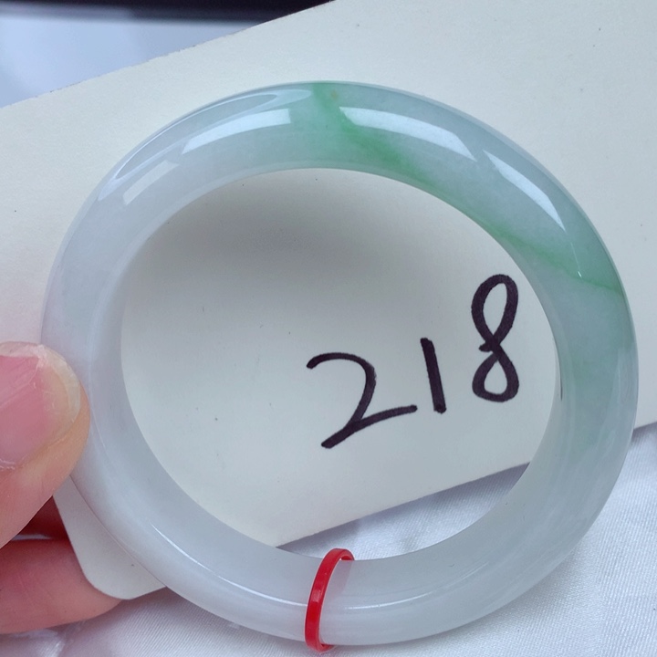 翡翠手镯未镶嵌翡翠