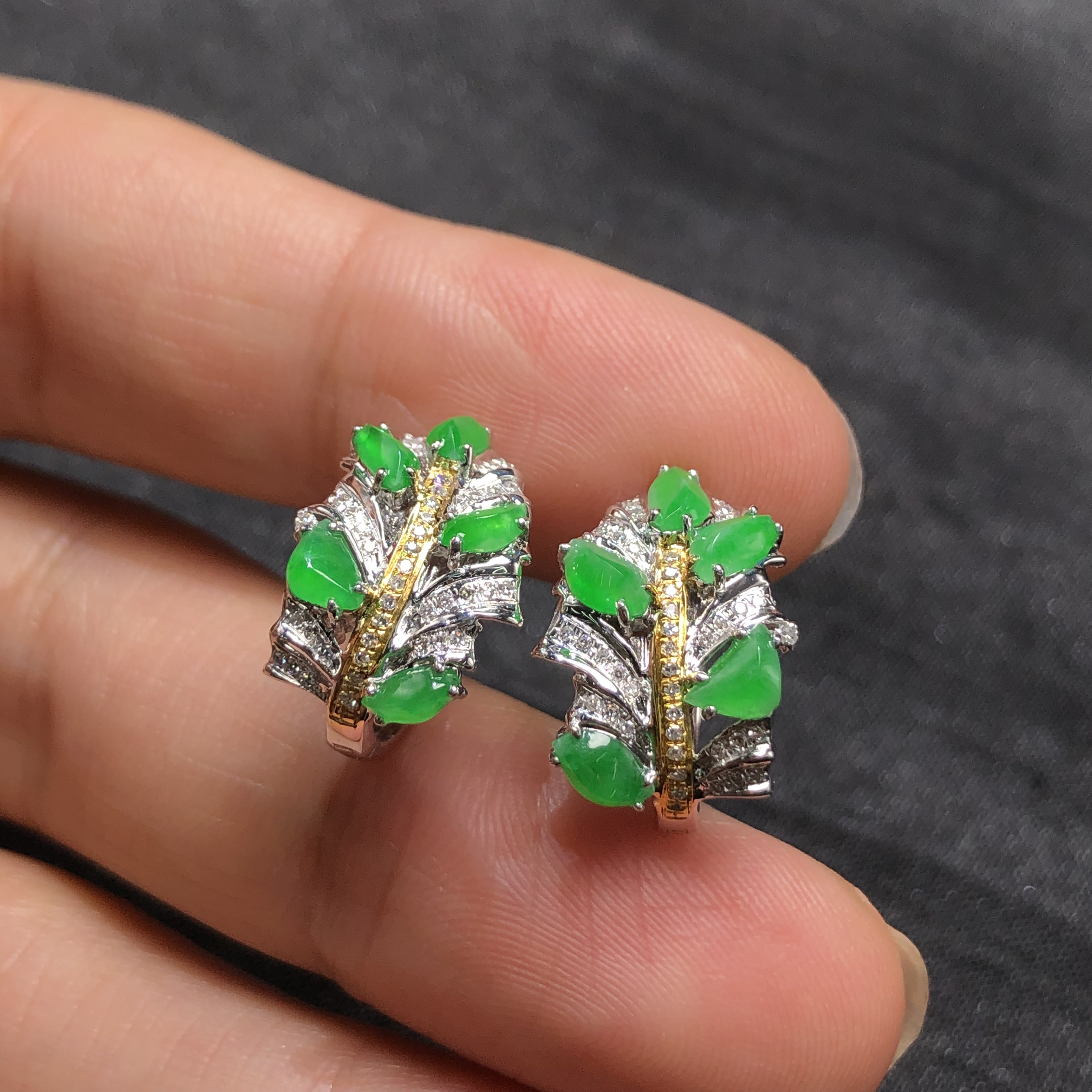 18k金伴钻石镶嵌天然缅甸翡翠A货冰种设计款耳包