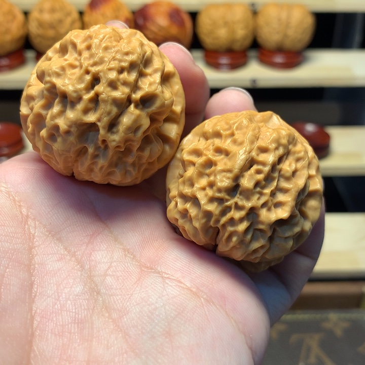 泽***西把件文玩核桃42红珊瑚