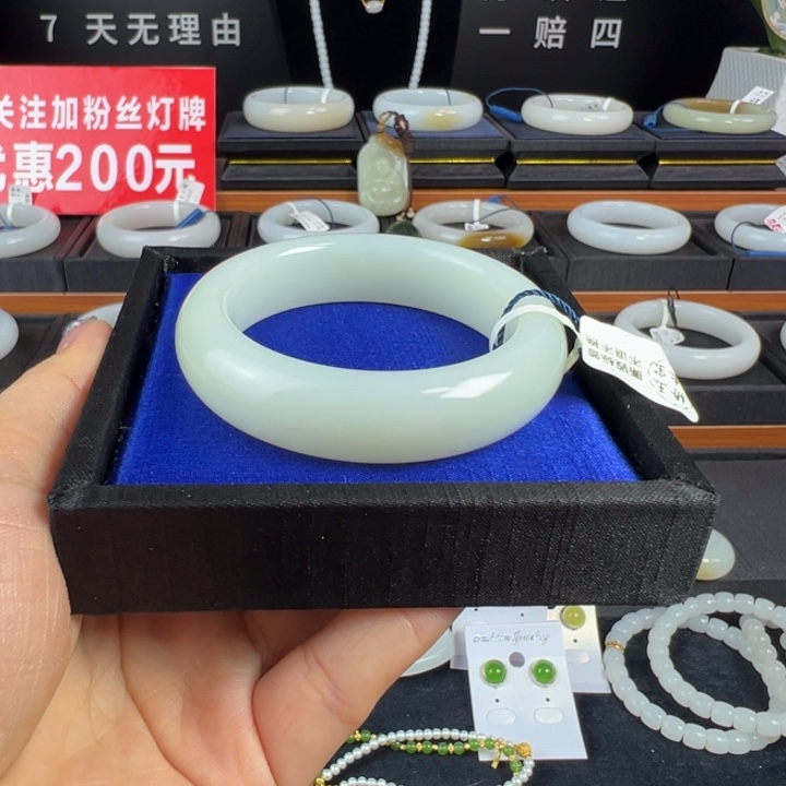 空***白和田玉手镯未镶嵌
