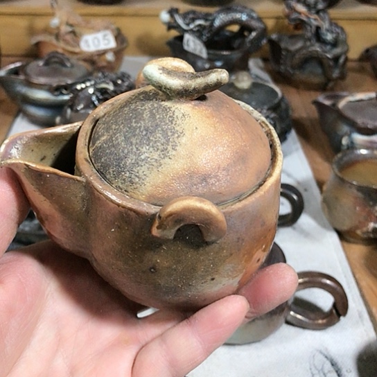 瓷片微瑕的粗陶宝瓶