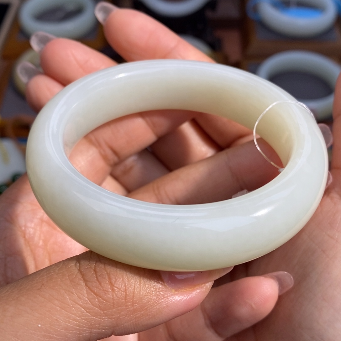 和田玉未镶嵌手镯清货纹裂