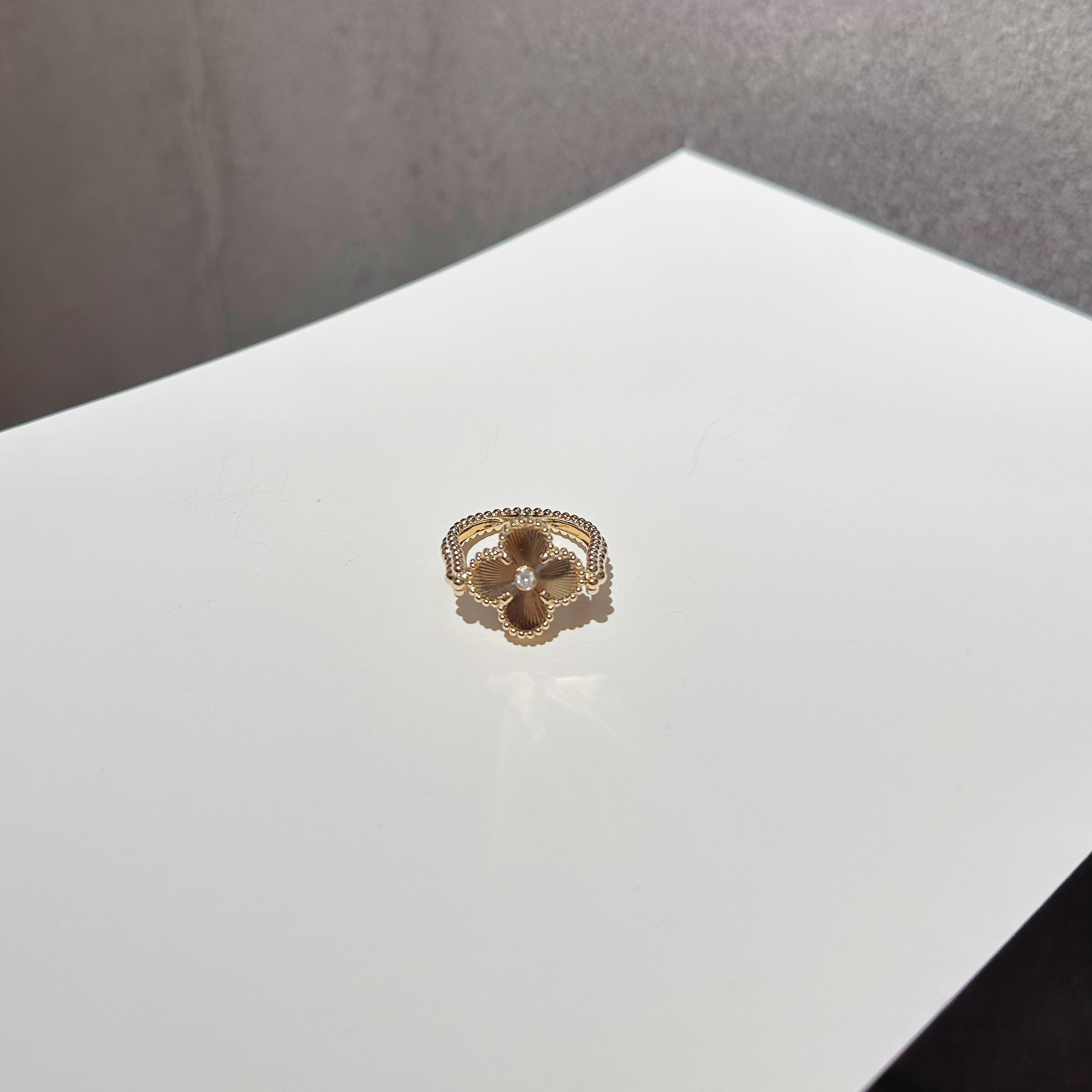 18k金 镭射四叶草翻转戒指 红色蓝色时尚浅金色戒指多样性发其一