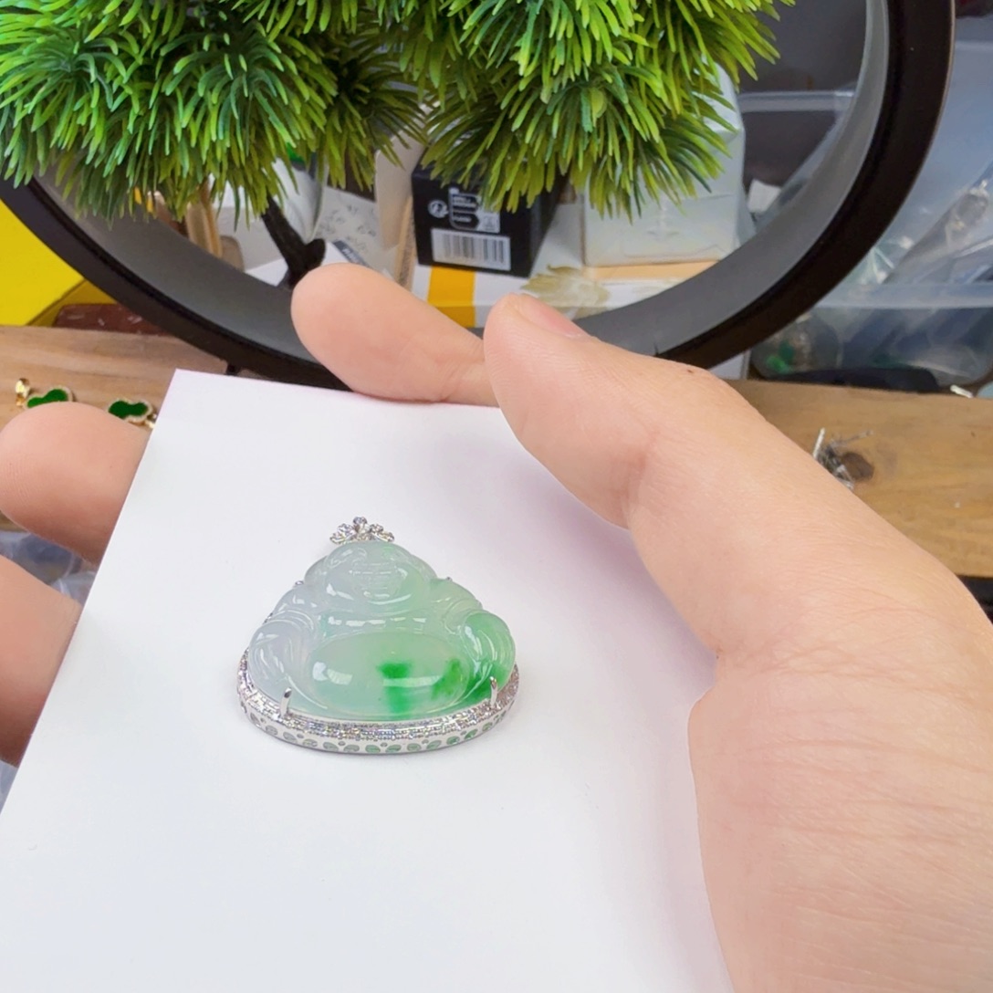 翡翠颈饰18K金镶嵌小****奶一件