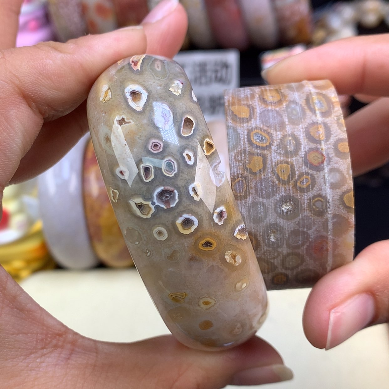 【闪购商品】颈饰未镶嵌硅化珊瑚（珊瑚玉）19号精美手镯53.4圈