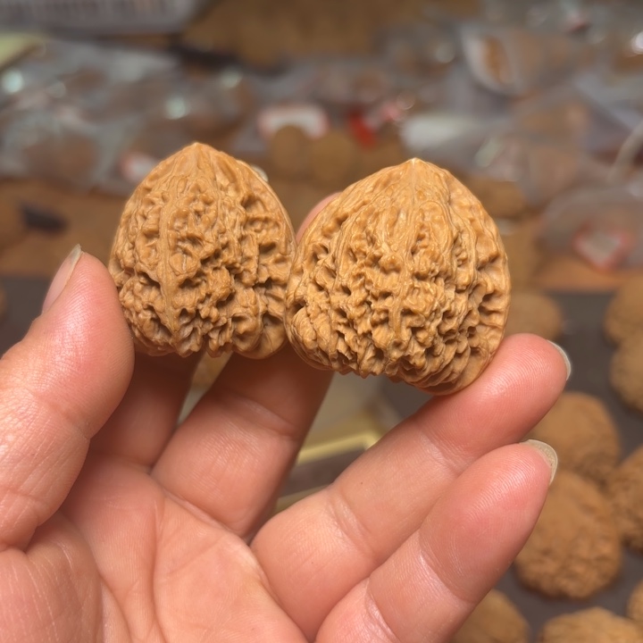 T****F琢鹿南疆石文玩核桃，有黄点