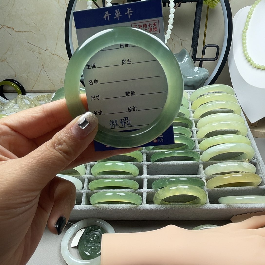 追***猫蛇纹石玉未镶嵌手镯微瑕