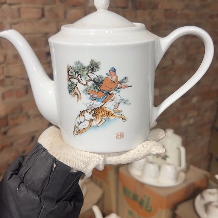 库存微瑕武松打虎多空茶壶