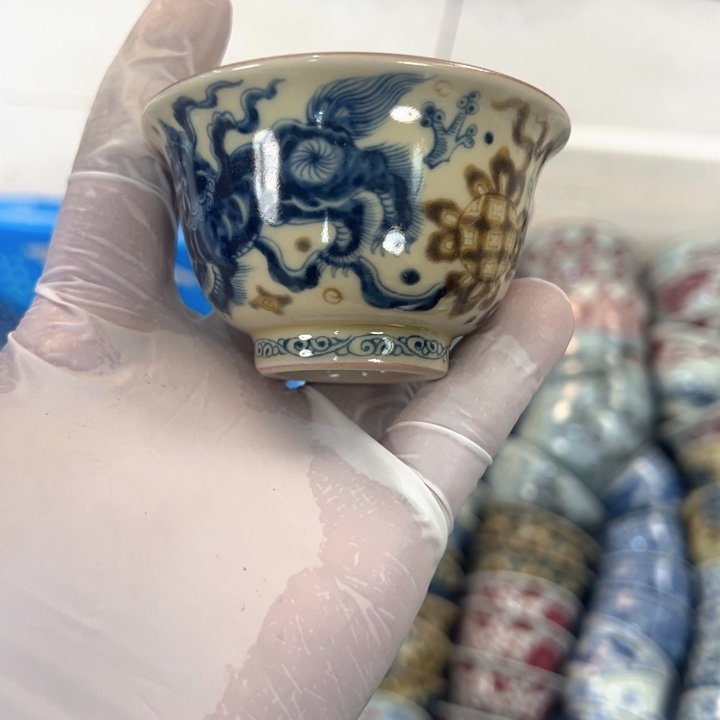 瓷片釉里金狮子压手杯客杯