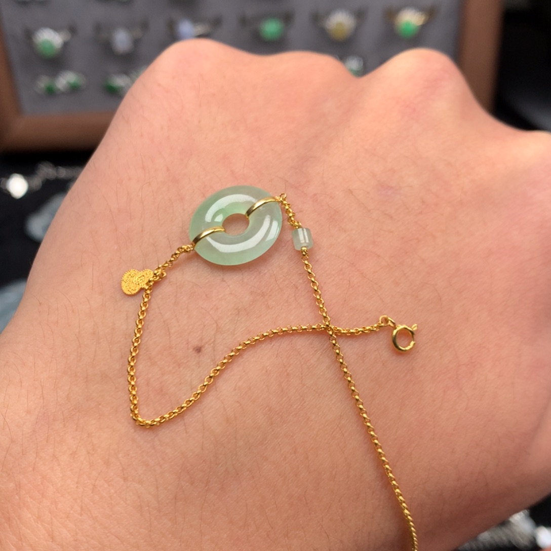 翡翠未镶嵌颈饰你是