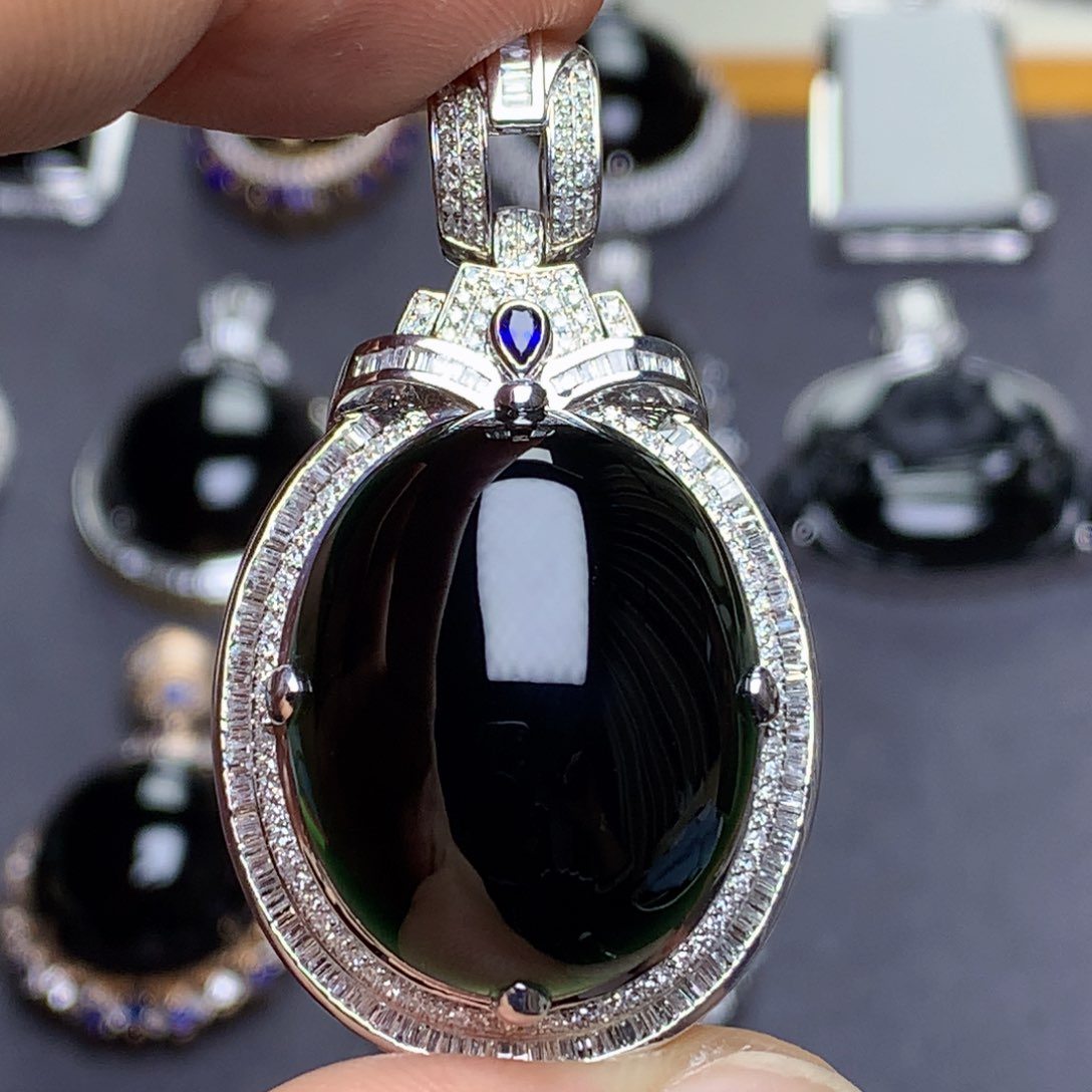 颈饰18K金镶嵌翡翠墨翠蛋面