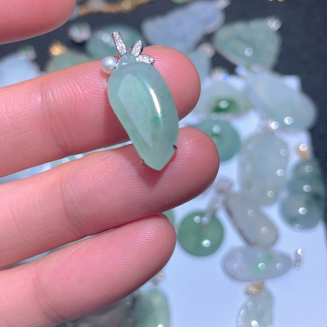 翡翠颈饰18K金镶嵌翡翠