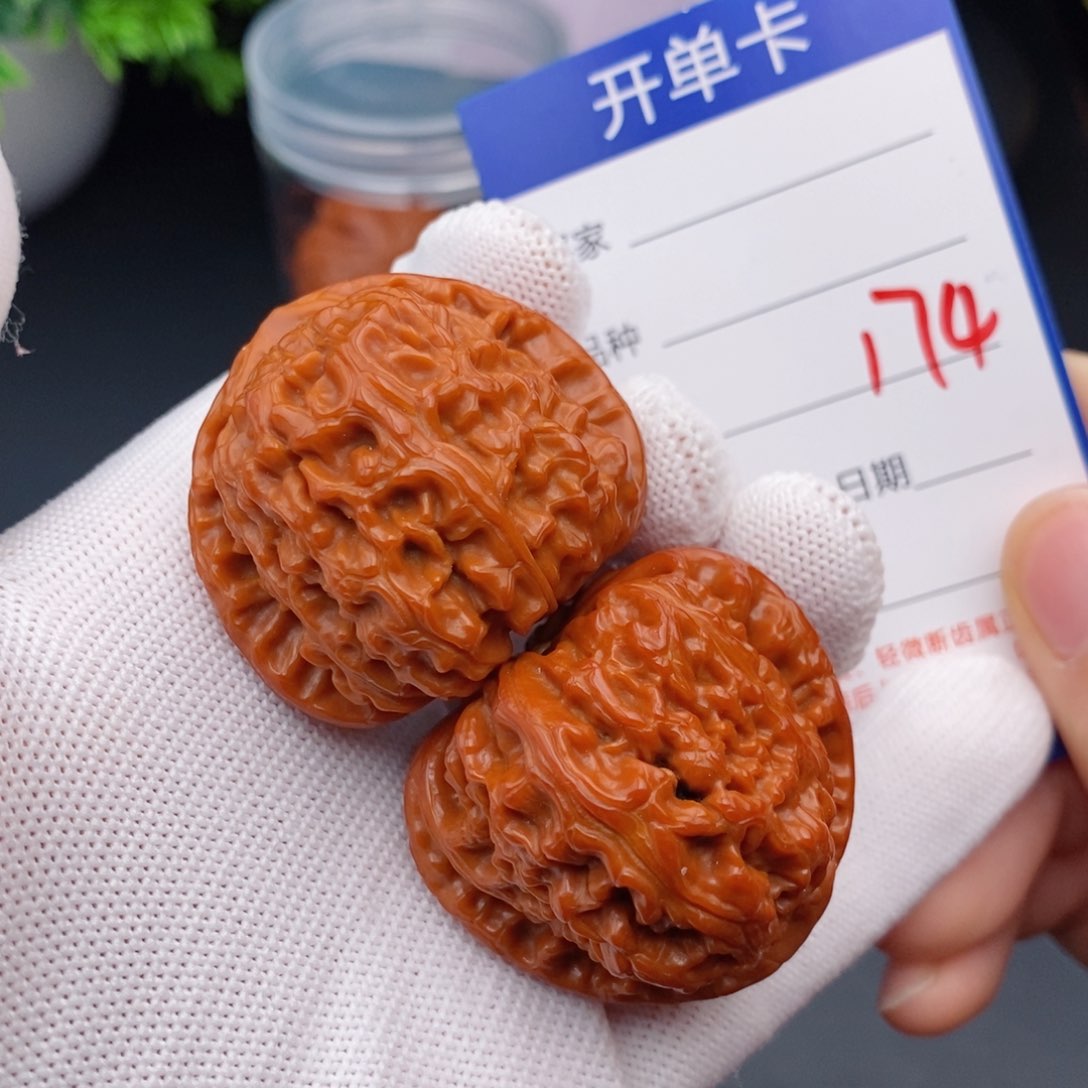 文玩核桃把件40三角白174