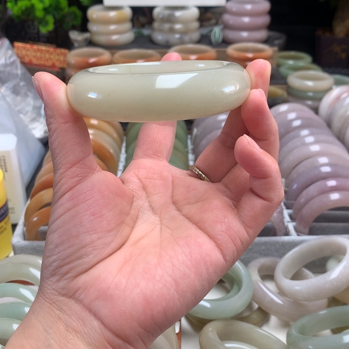 石英质玉（佘太翠）未镶嵌手镯60