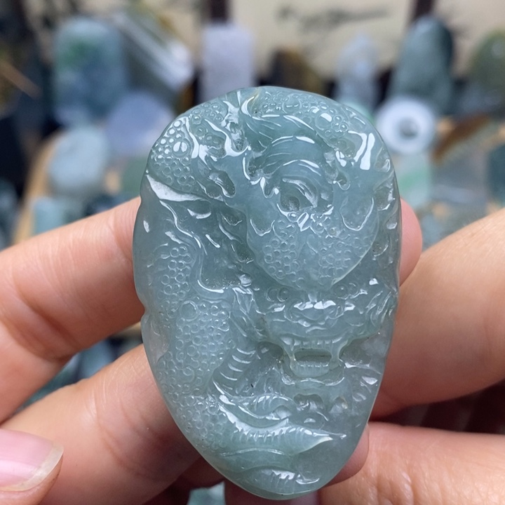 翡翠未镶嵌颈饰龙牌