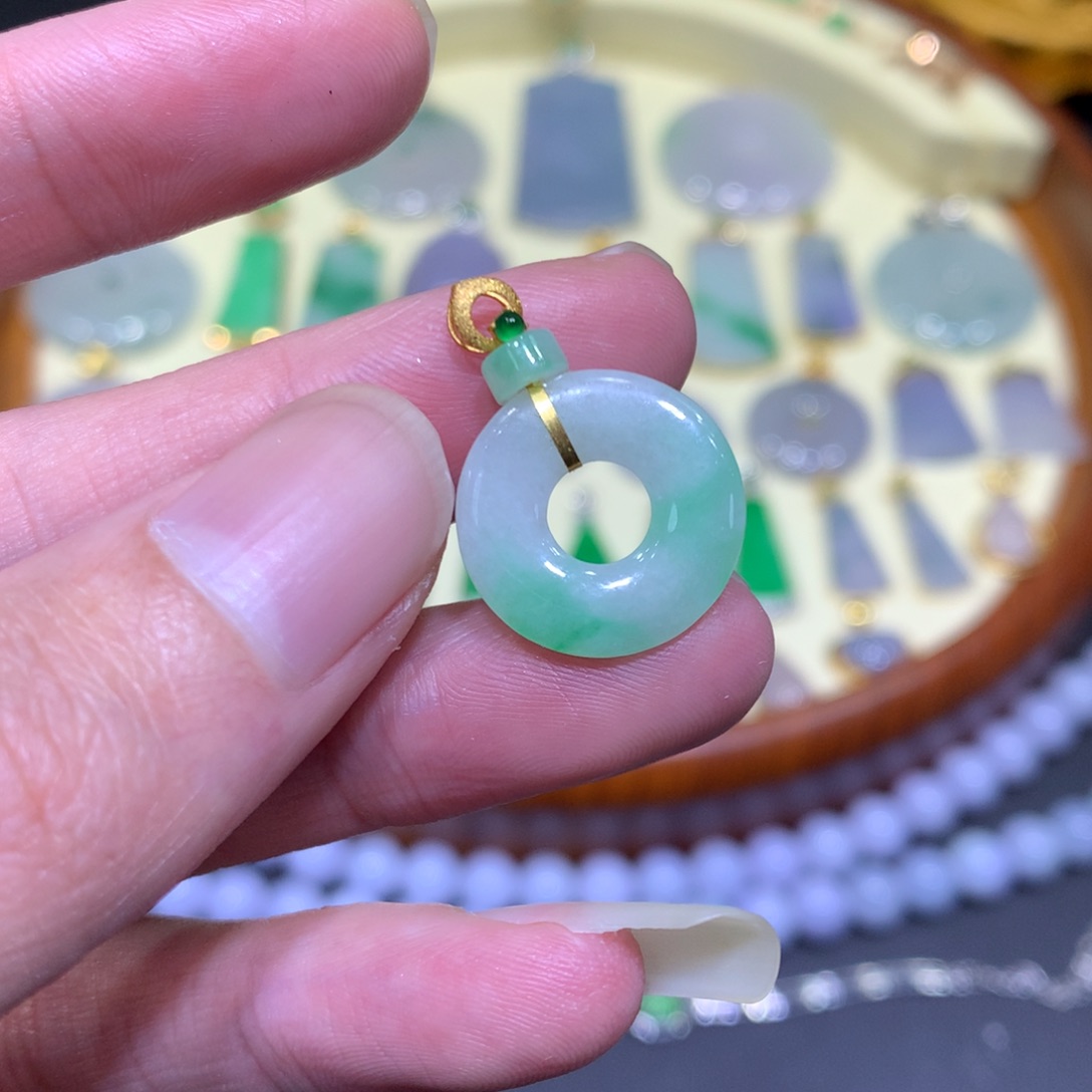 翡翠吊坠(不含链)18K金镶嵌