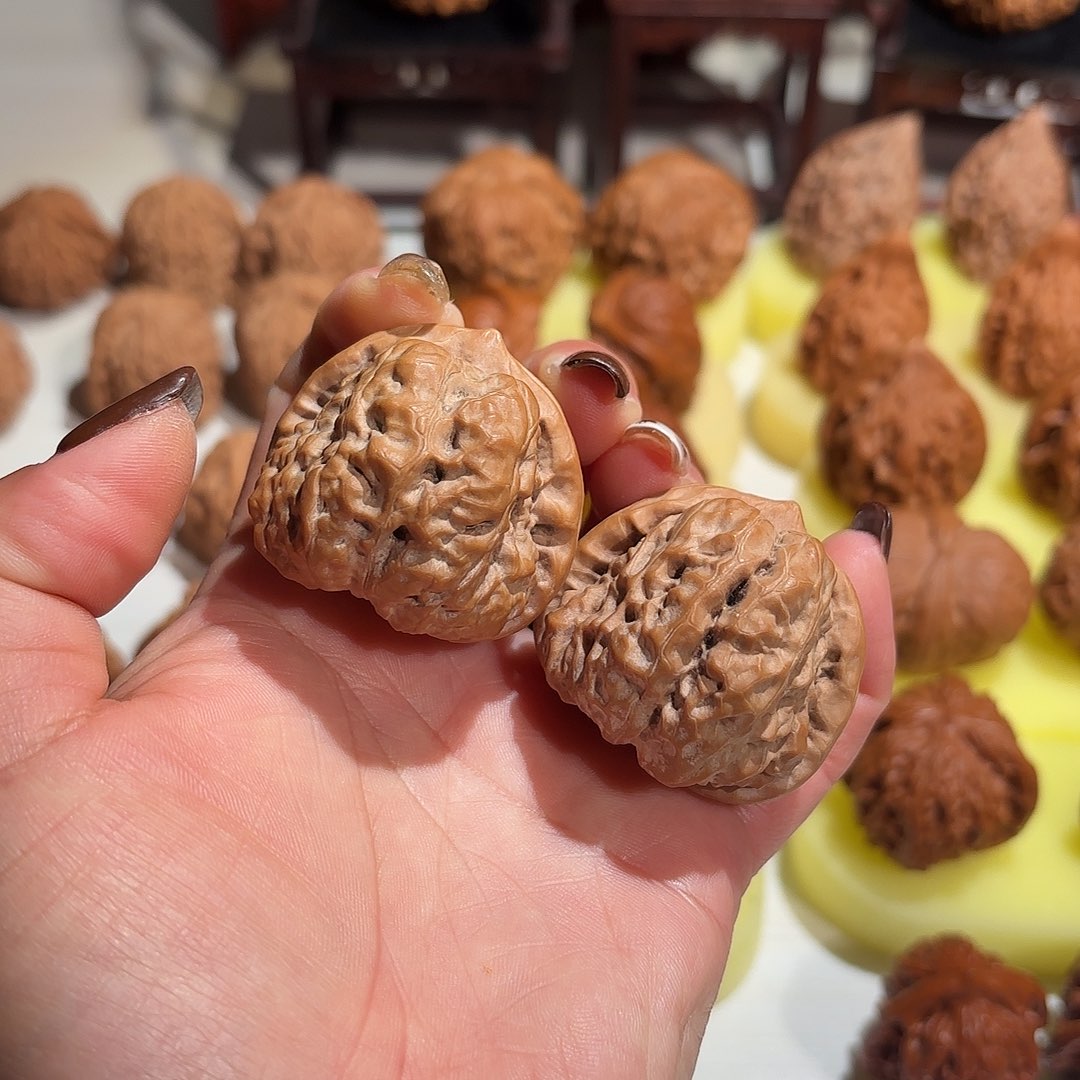 大叶紫檀（黑酸枝木类）文玩核桃蛤蟆头一对全品