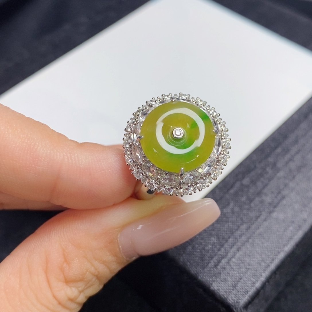 18K金镶嵌戒指翡翠黄加绿平安扣戒指