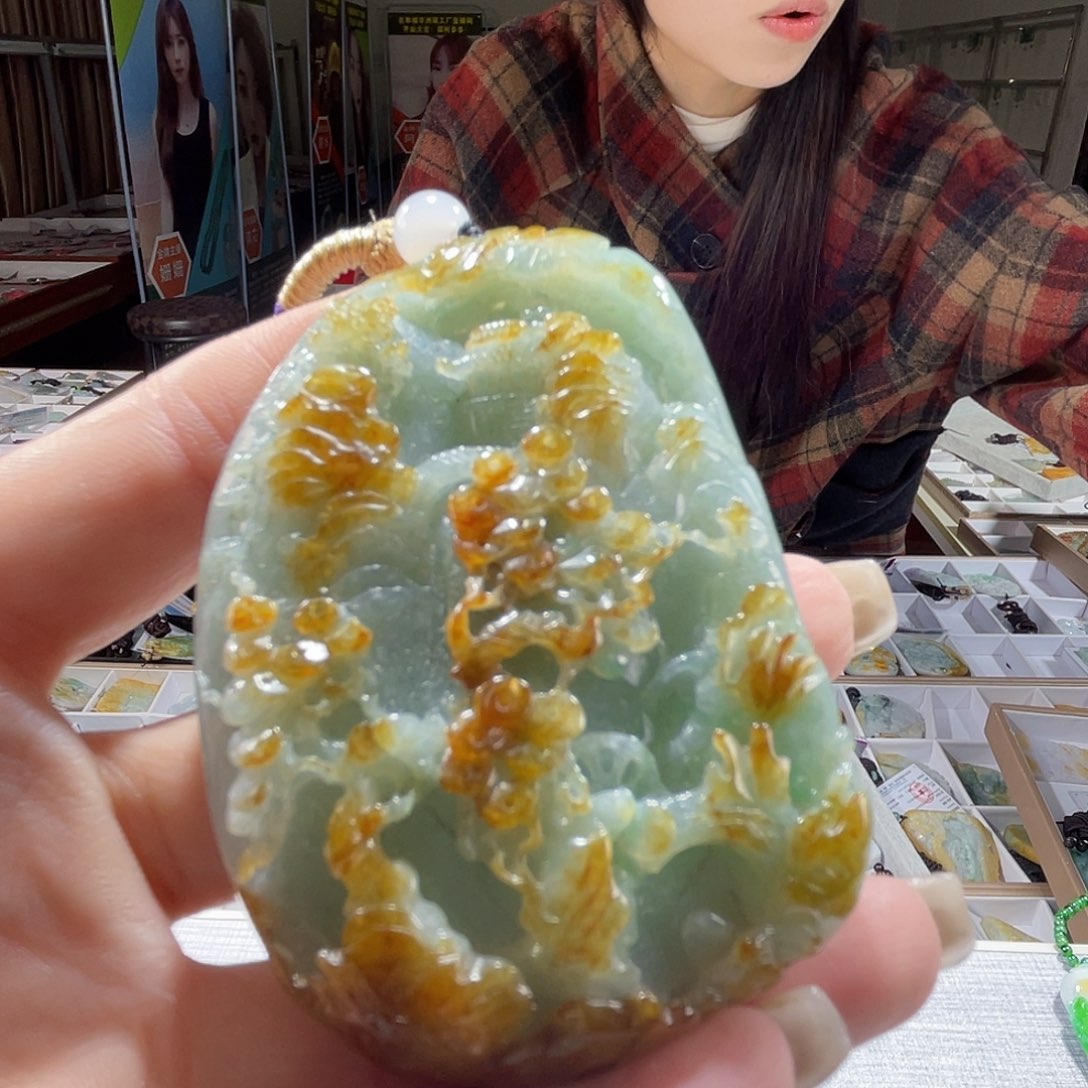 翡翠未镶嵌颈饰一