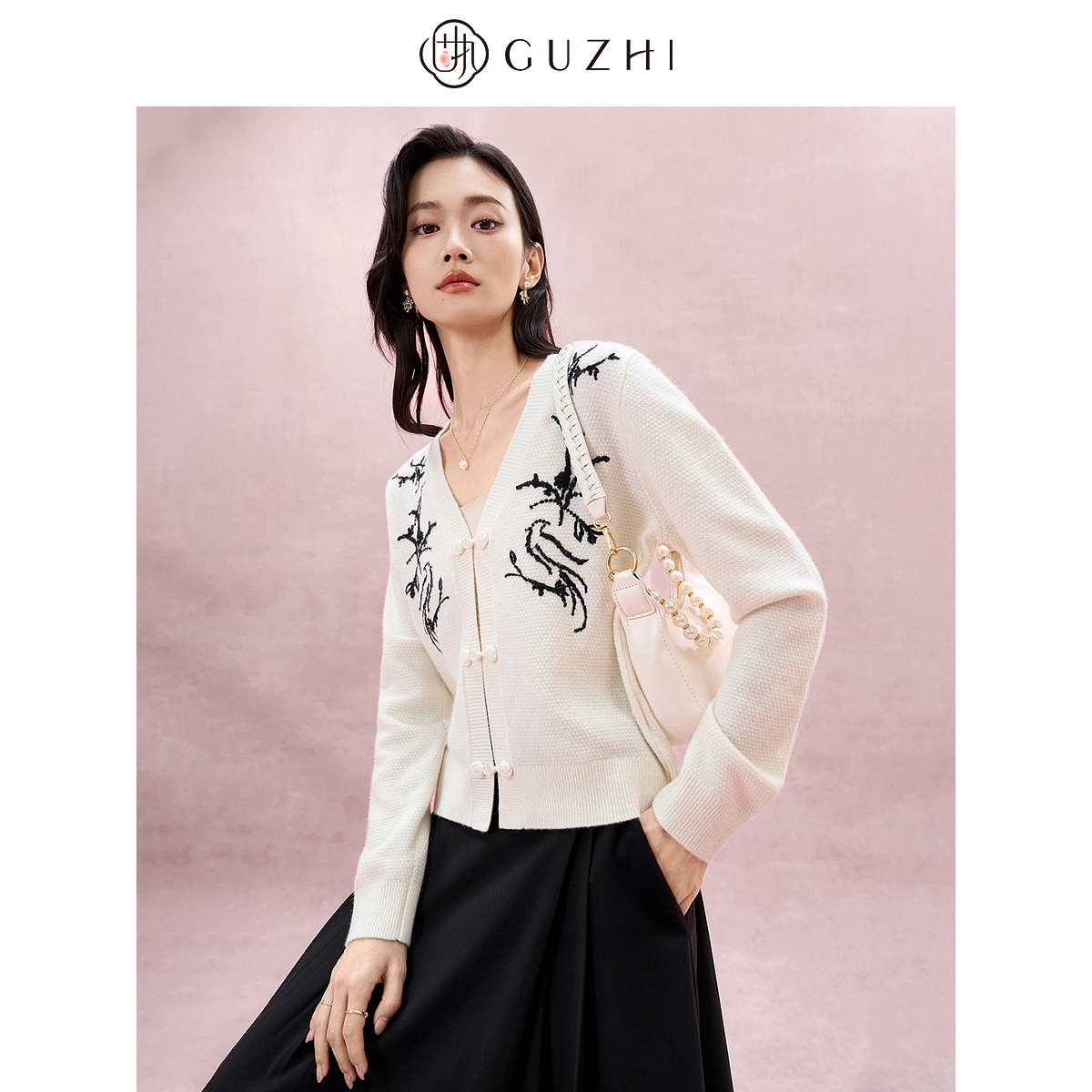 固执2025秋季新款学院风v领毛织刺绣长袖短款开衫毛衣女上装