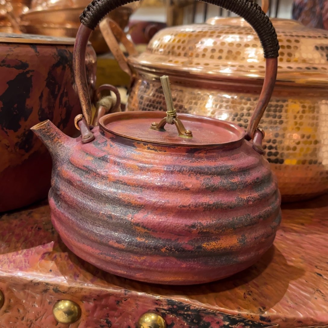 淬火色海纳百穿大壶手工锻打工艺