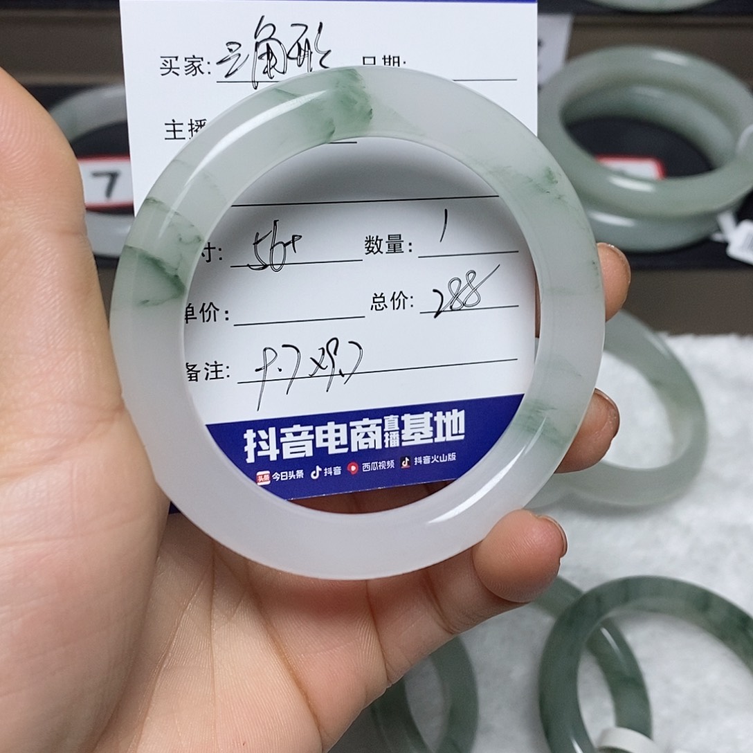 石英质玉手镯未镶嵌三****性