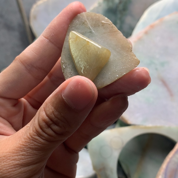 翡翠裸石满黄吊坠