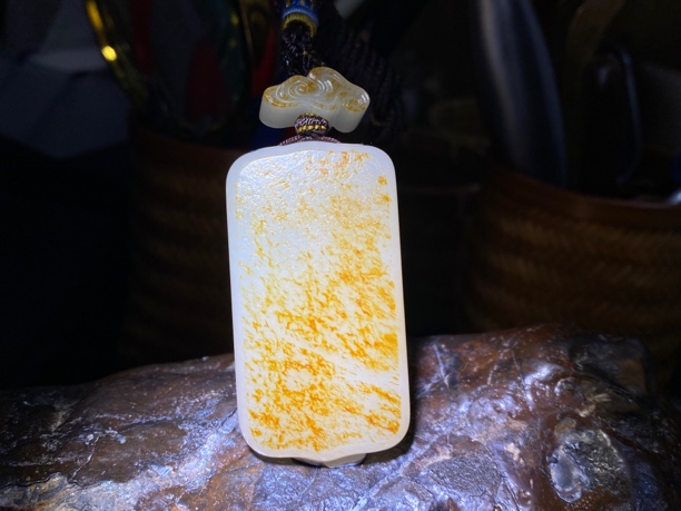 新疆和田玉撒红皮巧雕平安无事牌