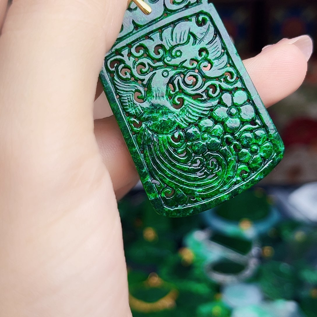 翡翠18K金镶嵌颈饰多样性