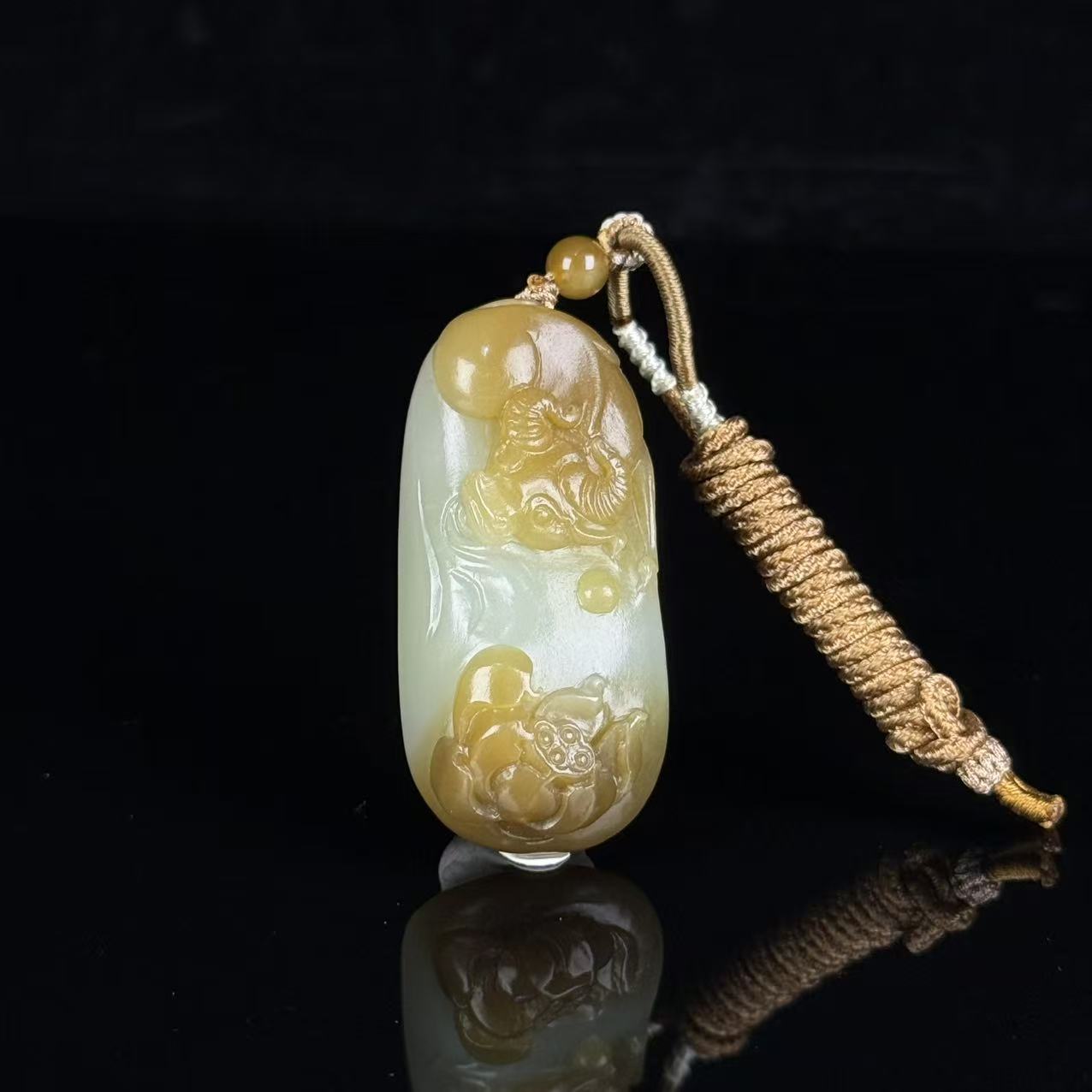 GZ627252/民国和田玉牛转乾坤挂件/上海西香记