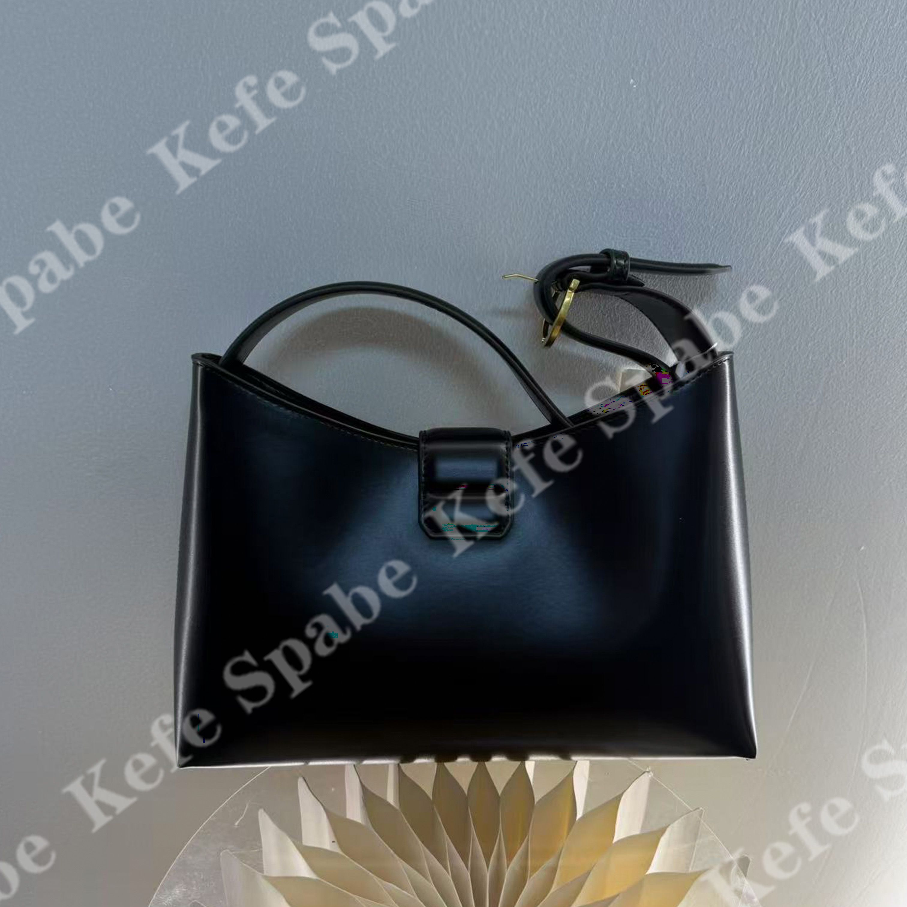 HM111 P25新款黑色Trifolio腋下翻盖手提包-1