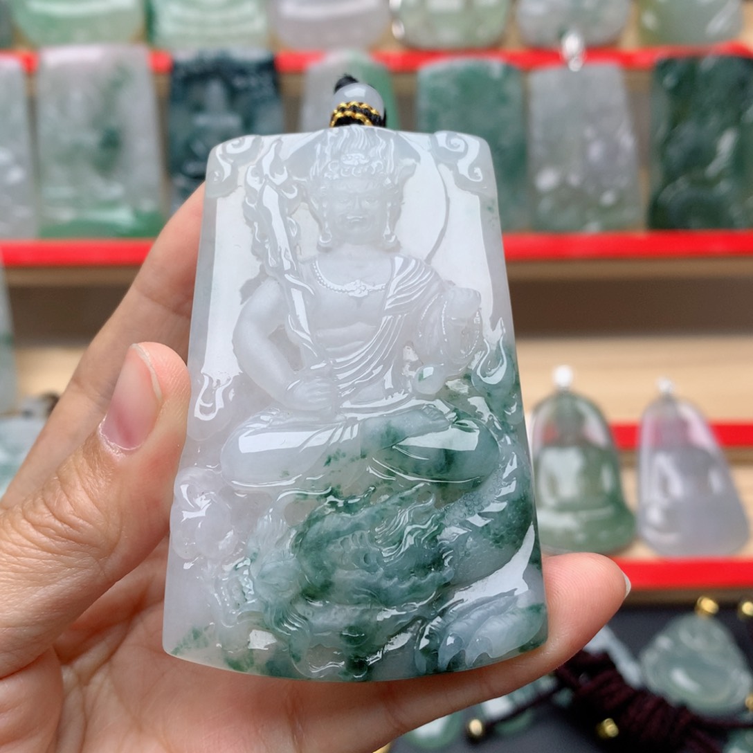 翡翠颈饰未镶嵌晴*。不动
