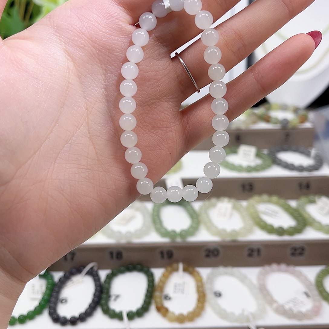 垚***。和田玉未镶嵌手串