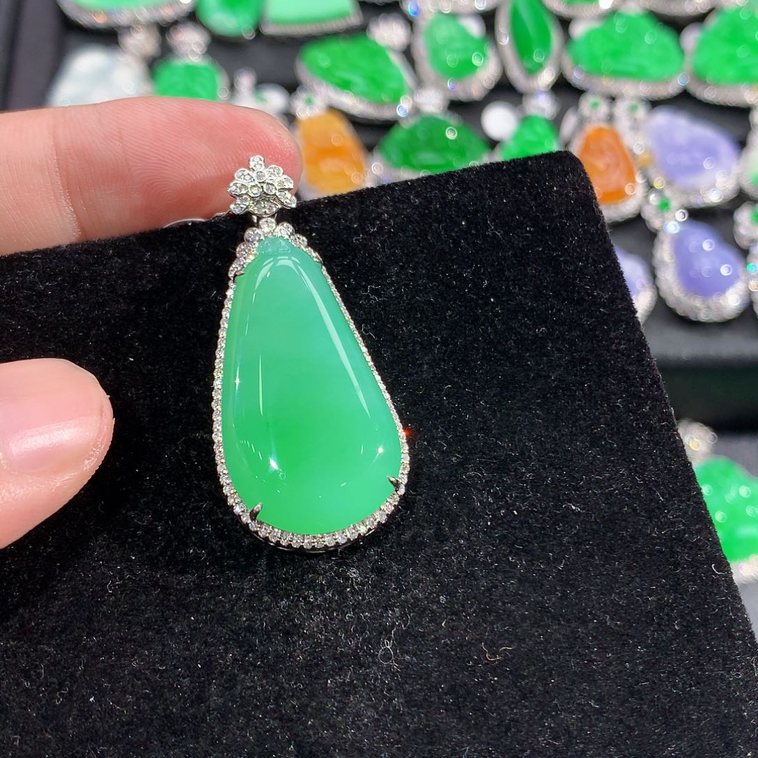 翡翠18K金镶嵌颈饰